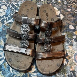 Taos Prize Leather Slip On Sandals 8